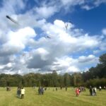 Viele Besucher und bunte Drachen beim One Sky One World Drachenfest 2026 in Erdmannshain